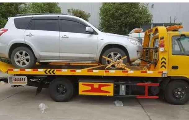 高速爆胎別慌！專業(yè)救援換新胎的正確姿勢(shì)